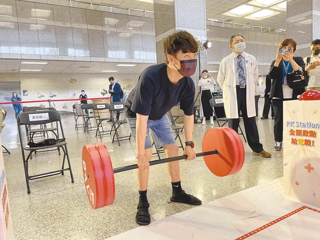 高雄长庚医院20日举办「PK Station全面启动尬电战」，响应一年一度的「世界血友病日」，希望藉此呼吁血友病患执行预防性注射治疗，让身体不受病情影响恢復正常运动习惯。（洪浩轩摄）