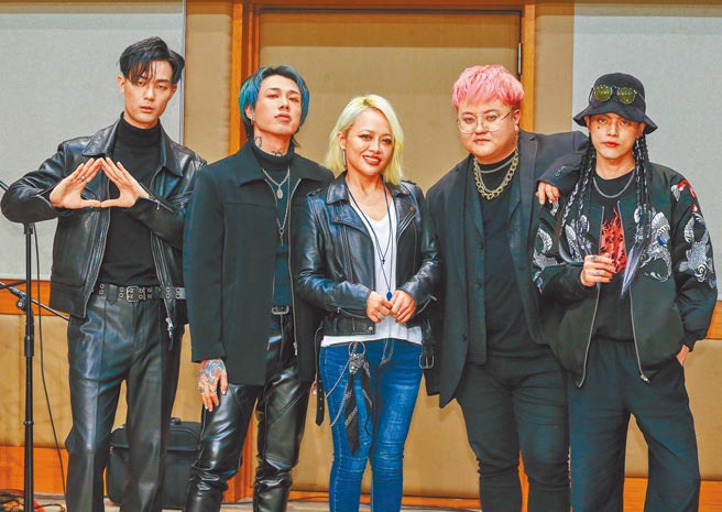 TRASH正忙小巨蛋彩排練團活動，昨加碼宣布邀來戴愛玲（中）助陣對唱。（粘耿豪攝）