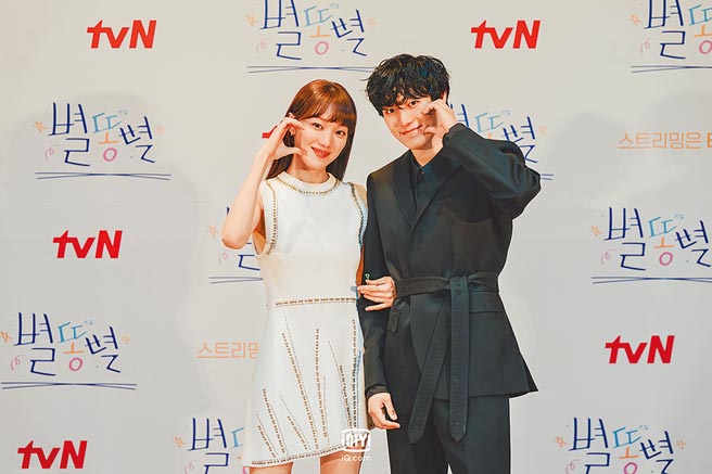 李聖經（左）、金永大昨盛裝出席記者會，為主演新劇《流星》造勢。（愛奇藝國際站提供）