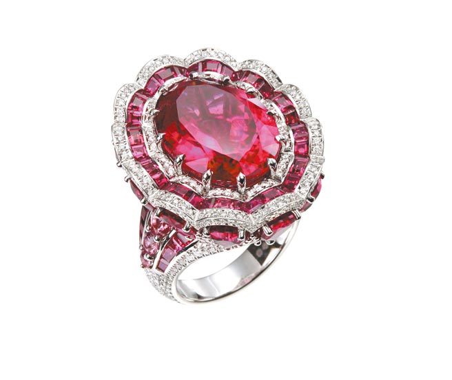 蕭邦Red Carpet紅地毯紅碧璽戒指，逾14克拉紅碧璽，495萬元。（CHOPARD提供）
