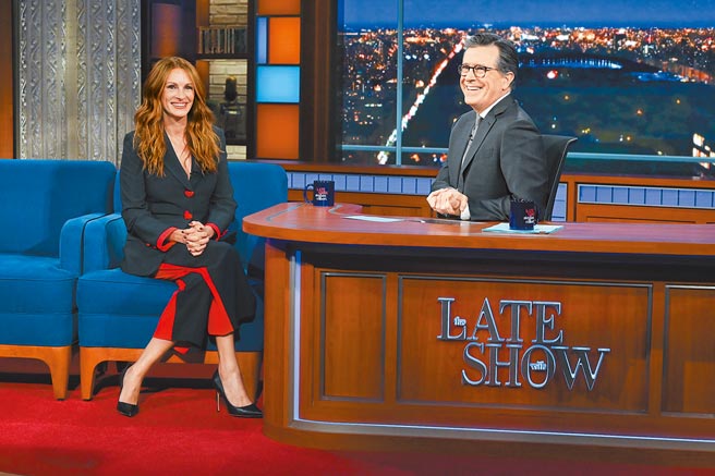 茱莉亚罗勃兹参加史提芬荷伯脱口秀，穿Moschino经典的心形钮扣西装套装，甜美有型。（CFP）