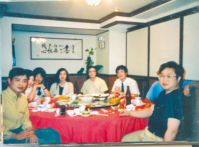1993年，林耀德宴客，左起张启疆、郑明俐、周昭翡，右起林耀德、孟樊、杨小滨。（杨小滨提供）