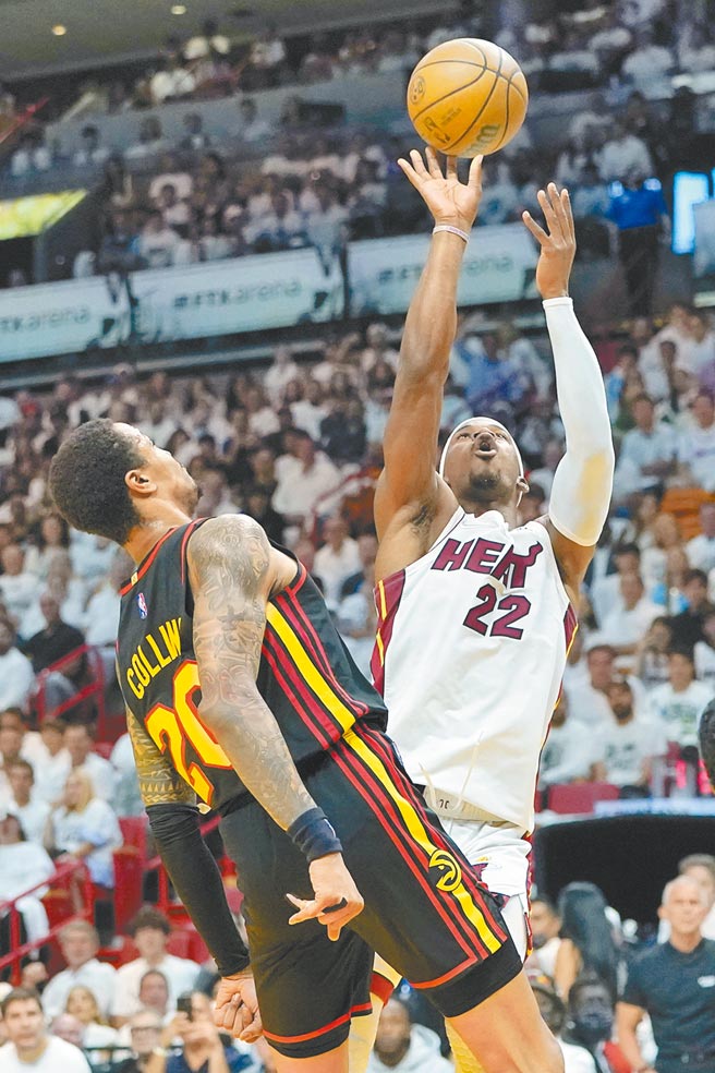 熱火前鋒吉米巴特勒（右）投籃時造成老鷹柯林斯犯規。（美聯社）