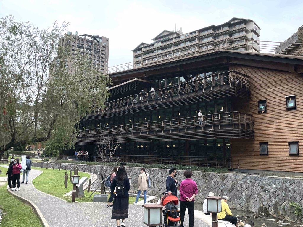 「北投圖書館」是台灣首座綠建築圖書館，周邊產品齊全，能滿足不同消費者的各式需求。(圖/永慶房產集團提供)