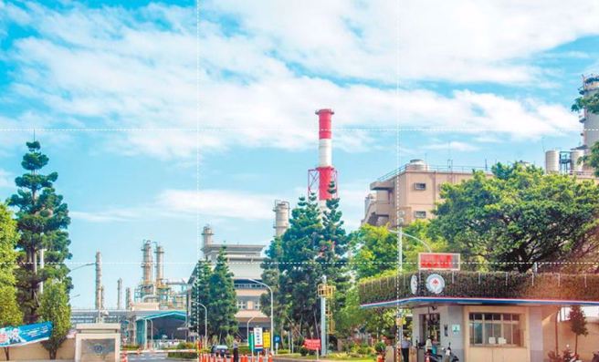 中油林園廠21日晚間10時42分傳出火警，據了解，廠區內四輕組V-1303起火燃燒。（中時資料庫）