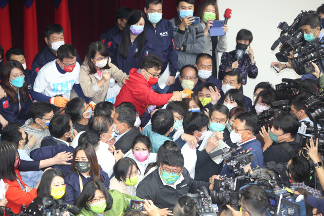 立法院財政委員會21日一早審查攸關國務機要費除罪化的會計法草案，朝野立委展開攻防大戰，爆發激烈肢體衝突，國民黨立委並在現場拋灑印有「阿扁給的錢」玩具紙鈔，最後在民進黨召委沈發惠（前排中）依人數優勢強制表決，草案在9點14分過關送入院會。（張鎧乙攝）