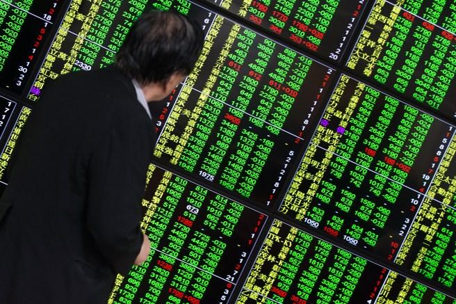 联准会主席鲍尔鹰派喊话，再度让全球股市出现震盪。（示意图／报系资料照）