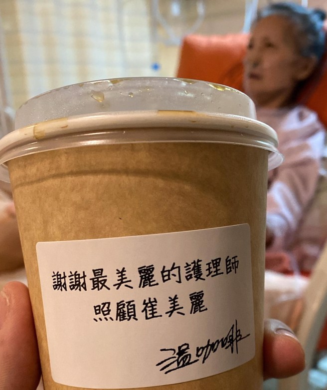 陈志强3月初曾PO妈妈病床照，当时并未提及病情，要帮亲爱的妈妈加油打气。(图/陈志强 IG)