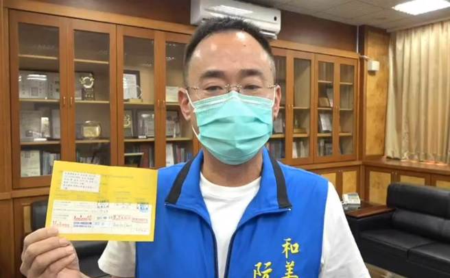 和美镇长阮厚爵公开鞠躬道歉，并表示已经三剂都打完。（民眾提供／吴敏菁彰化传真）
