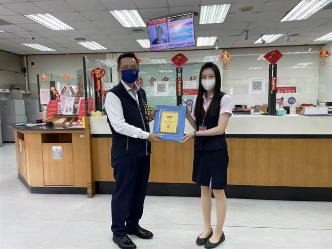 大甲警分局长吴燕山昨日到银行颁发致赠感谢状及礼品。（警方提供）