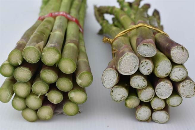 新鲜绿芦笋（左）基部切口呈鲜绿色，若产品缺乏保溼或放在储架贩售多日，切口常呈乾瘪变褐及出现凹洞（右）。（图/本报系资料照片 刘秀芬翻摄）