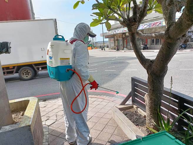 團員說明旅遊行程中都配戴口罩，縣府環保局已完成公共場所的清消工作。  (澎湖縣政府提供)