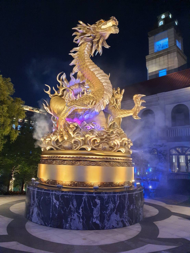 夜間打上燈光的龍抬頭城市地景雕塑。(照片簡廷在提供)