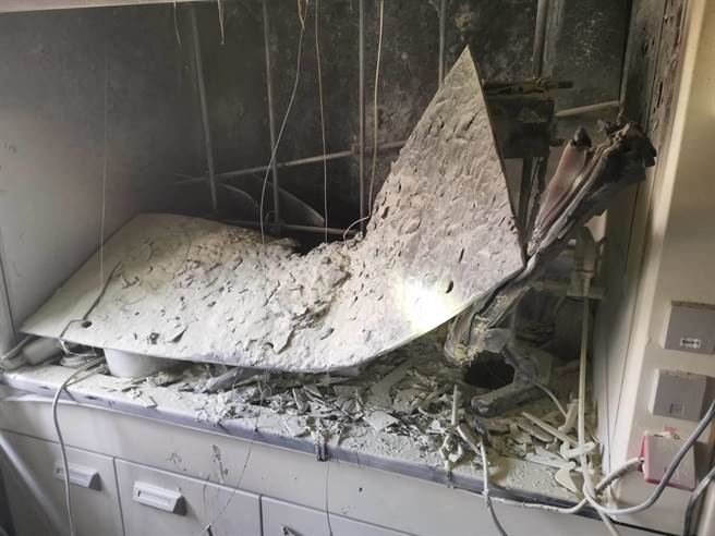 消防人员抵达时发现实验室内燃烧排气柜。（翻摄照片／高雄洪靖宜传真）