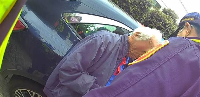 70歲的張姓老翁疑有失智狀況，一早想出門買早餐，卻轉個彎後就迷路，一路走了一公里多體力不支摔破頭，幸好有工業路派出所暖警及時到場伸出援手。（警方提供／謝瓊雲台中傳真）