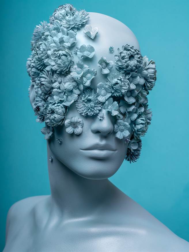 MAKE UP FOR EVER ACADEMY彩妆学院与弘光科大联合展出彩妆即艺术展览，此为「延展世界」作品。（弘光科大提供）