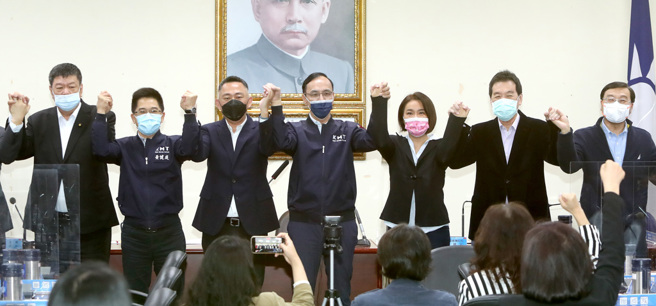 国民党主席朱立伦（中）20日在国民党中常会中，宣布国民党提名现任的金门县长杨镇浯（左3）竞选年底县市长选举中金门县长一职，并带领党内干部偕同金门县立委陈玉珍（右2）与连江县立委陈雪生（左）一同高喊冻蒜。（图／郑任南摄）