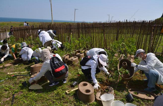 （櫃買中心號召同仁及眷屬以實際行動落實環境保護，於基隆潮境公園支持海岸造林活動。圖／櫃買中心提供）