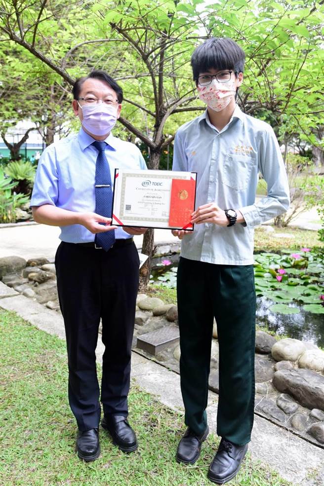 侨泰高中校长温顺德(左起)颁发奖状、奖金给陈信谚，鼓励他再上层楼。(侨泰高中提供／林欣仪台中传真)