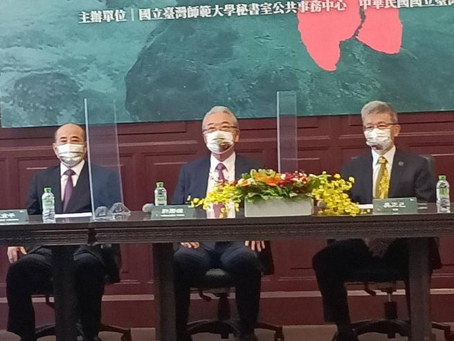 （金仁宝集团董事长许胜雄(图中)22日早上出席师大百年校庆活动揭幕仪式。图左为前立法院长王金平，图右为师大校长吴正己。图／郑淑芳摄）