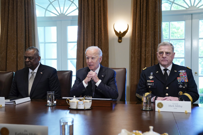 美國總統拜登與參謀首長聯席會議主席密利（右）開會。（圖／美聯社）