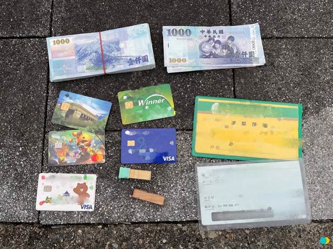 警方查扣贓款、存摺等證物。（警方提供）