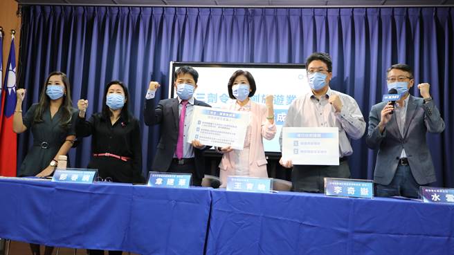 国民党团今和旅行、旅馆及游览车相关业者召开记者会。（国民党部提供）