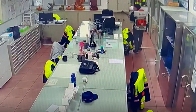 芦竹警分局办公厅舍于21日实施清消作业。(翻摄自影片)
