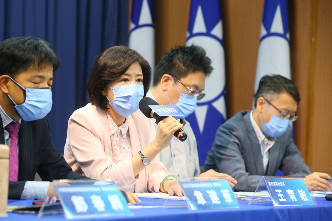 中央流行疫情指挥中心日前宣布民眾未来参加团体旅游，都须接种三剂疫苗。国民党22日由副秘书长王育敏（右三）邀请旅游相关业者，呼吁指挥中心应做好横向沟通，在各项防疫工作上规画完整配套，别让旅游业者手足无措，蒙受经济损失。（粘耿豪摄）