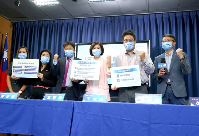 中央流行疫情指挥中心日前宣布民眾未来参加团体旅游，都须接种三剂疫苗。国民党22日由副秘书长王育敏（右三）邀请旅游相关业者，呼吁指挥中心应做好横向沟通，在各项防疫工作上规画完整配套，别让旅游业者手足无措，蒙受经济损失。（粘耿豪摄）