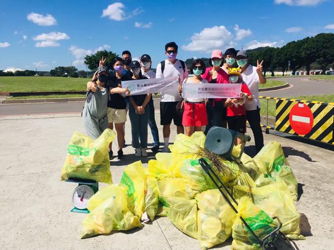 （東生華和小朋友，在大佳河濱公園，進行淨溪活動。圖／業者提供）
