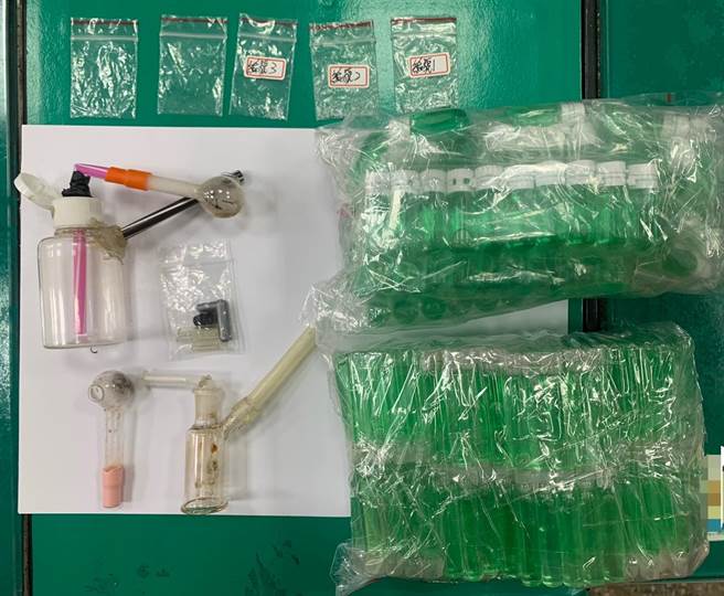 高雄30歲蘇姓男子與3名友人22日凌晨駕車因車輛未開大燈遭警方攔查，員警竟發現車內有2包毒品安非他命及多達330支裝有新興毒品「乖乖水」的玻璃罐。（翻攝畫面／洪浩軒高雄傳真）