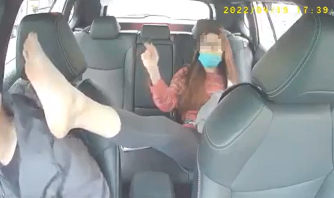 聞腳千金，將腳貼在司機臉邊逼問「香不香?」。（翻攝自爆料公社）