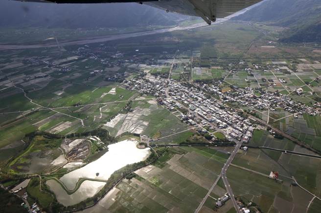 安捷航空的空中游览纵谷线行程，飞经池上的大坡池。（安捷航空提供／陈佑诚传真）