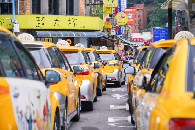 一名女子搭计程车要求退费还暴怒，司机直呼太傻眼。(示意图/shutterstock)