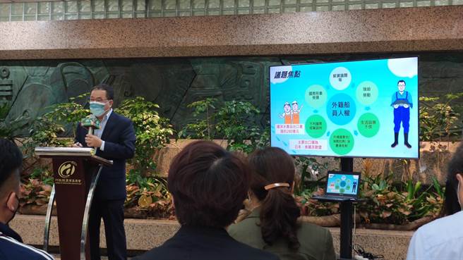 政院近日公布渔业与人权行动计画，提及渔工薪资将提升100美金。（林良齐摄）