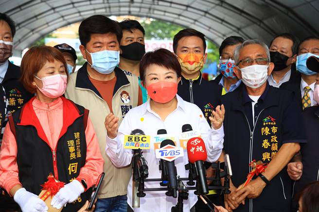 台中市长卢秀燕22日表示，市民预约施打疫苗的业务，有可能在中央拨补来之前，可能会停几天，希望中央加紧拨补。（卢金足摄）