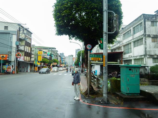 土城中央路的人行道环境并不友善，常有凹凸不平、破损问题，沿街也有电线杆、树木、变电箱挡道，行人被迫绕道而行，险象环生。（土城区公所提供）