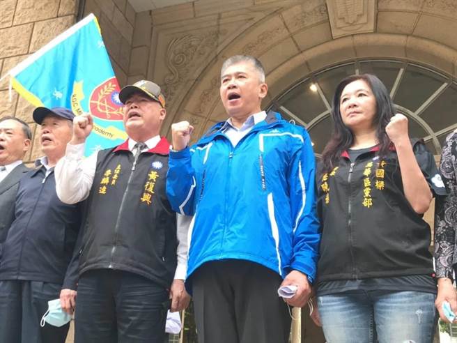 总统蔡英文特赦少将韩豫平(中)，法务部表示特赦证明书将在一天内送达。(本报资料照)