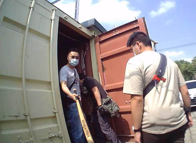 因被害者还不出钱，简嫌把被害者押到偏僻农舍。（翻摄照片／高雄洪靖宜传真）