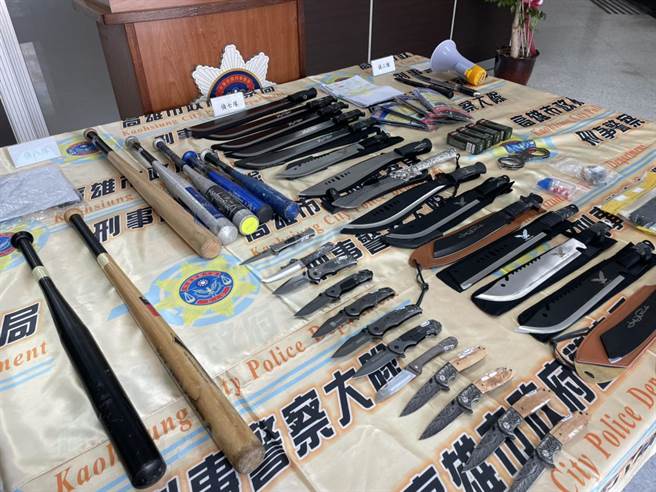 高雄警方在半个月扫黑专案中查获多把枪和刀械。（洪靖宜摄）