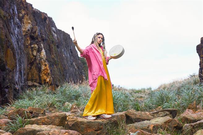 Faye日前拍摄新歌〈山海盟〉MV。（亚神音乐提供）