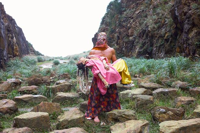 Faye（前）被高壮猛男公主抱。（亚神音乐提供）