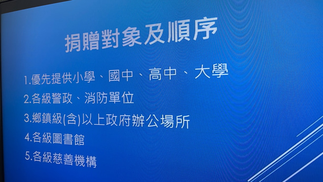 前卫生署长杨志良宣布将引进一千万份快筛剂，呼吁指挥中心尽快核准申请，若政府有需要徵收就徵收，毫无怨言。（图/李俊毅 摄）