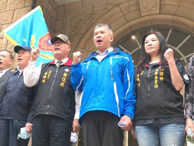 花东防卫指挥部前少将参谋长韩豫平（中）（本报资料照）