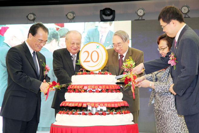 柯丽卿（右二）出席长荣集团活动。（资料照／长荣提供）