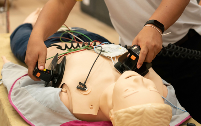 开放遶境却停办急救课程，医师超傻眼。（图／shutterstock）