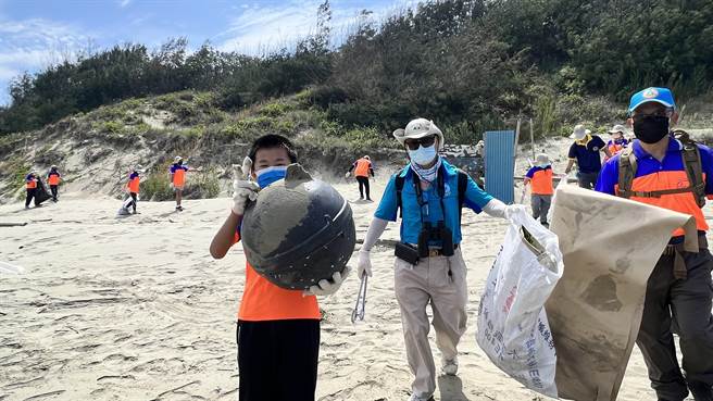 22日是世界地球日，林务局嘉义林区管理处结合台南市北门区国小学童们一同到北门双春游憩区净滩。（张毓翎摄）