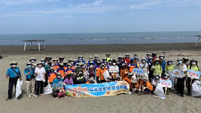 22日是世界地球日，林务局嘉义林区管理处结合台南市北门区国小学童们一同到北门双春游憩区净滩。（张毓翎摄）