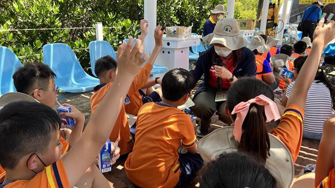 会后，主办单位以有奖徵答方式，让学童们了解实际净滩的意义。（张毓翎摄）